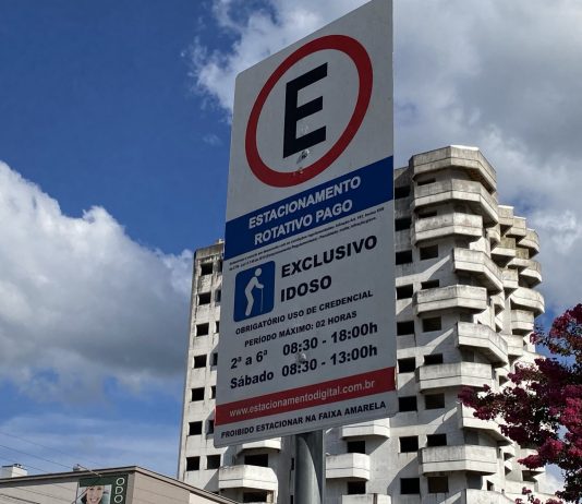 Estacionamento Rotativo de Curitibanos tem licitação suspensa; entenda o impacto