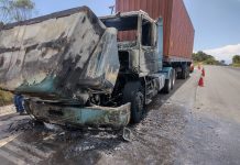 Incêndio destrói cabine de carreta na BR-470 em Curitibanos