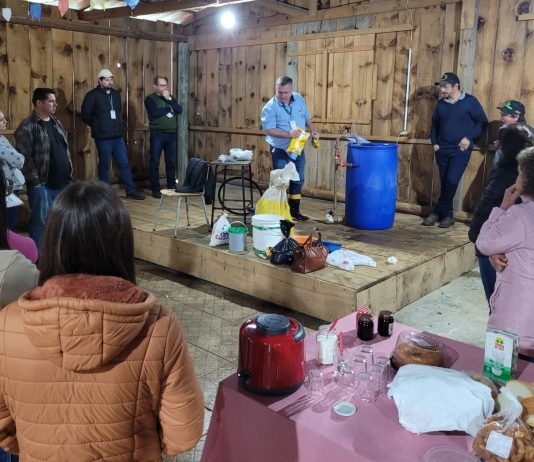 Epagri apresenta a produtores de Curitibanos como produzir biofertilizante aeróbico